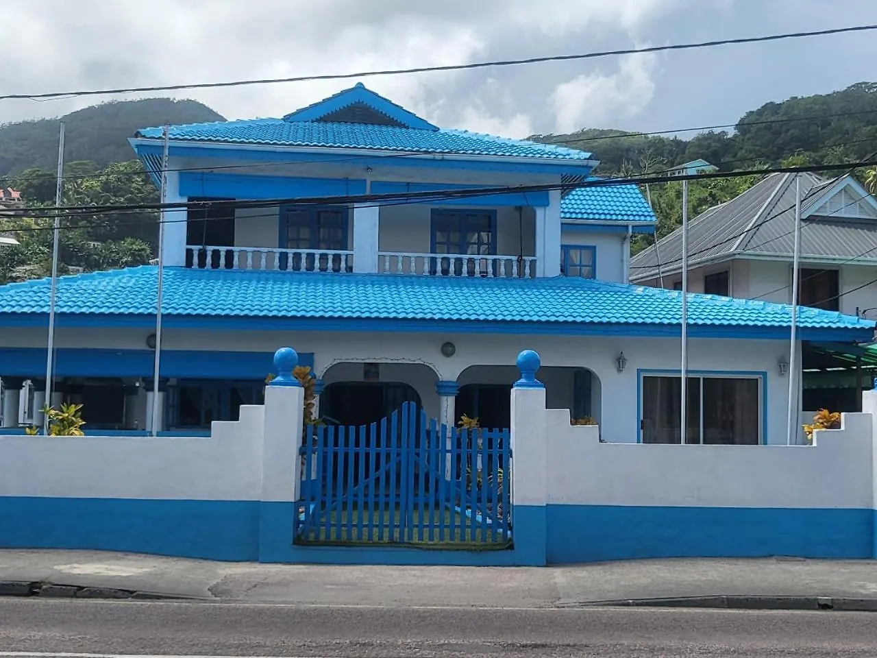 Le Chateau Bleu contacts